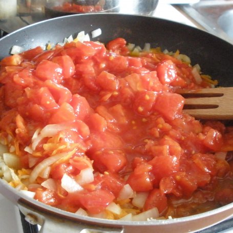 Krok 3 - Toskańska zupa pomidorowa z bakłażanem, cukinią i papryką foto
