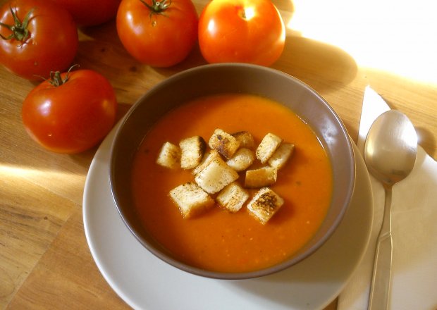 Fotografia przedstawiająca Toskańska zupa pomidorowa z nutą paprykowo-czosnkową z chrupiącymi grzankami