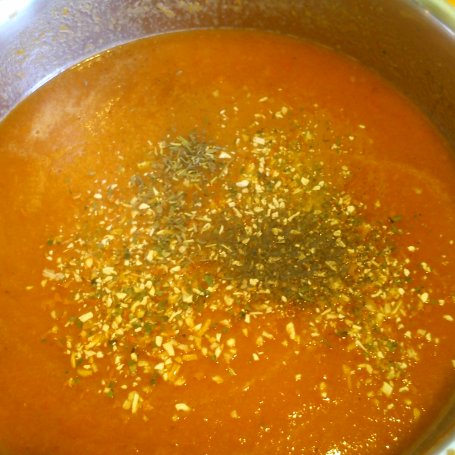Krok 7 - Toskańska zupa pomidorowa z nutą paprykowo-czosnkową z chrupiącymi grzankami foto