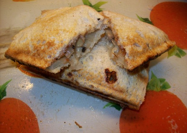 Fotografia przedstawiająca tost z pieczarkami i cebulką