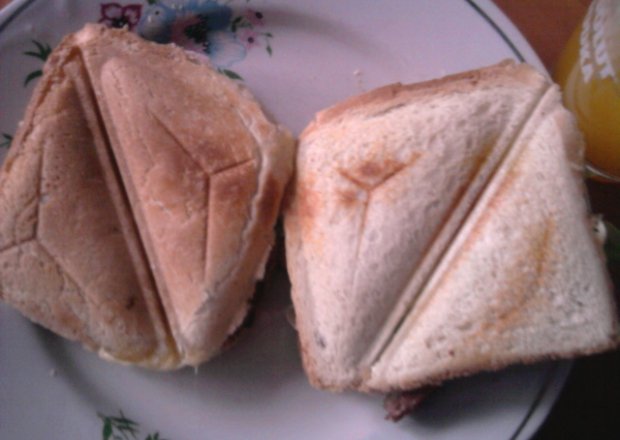 Fotografia przedstawiająca tosty a'la hamburgery