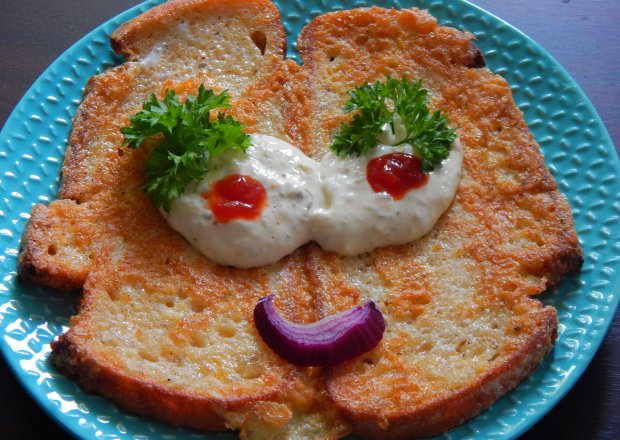 Fotografia przedstawiająca Tosty francuskie a'la wesoły omlet