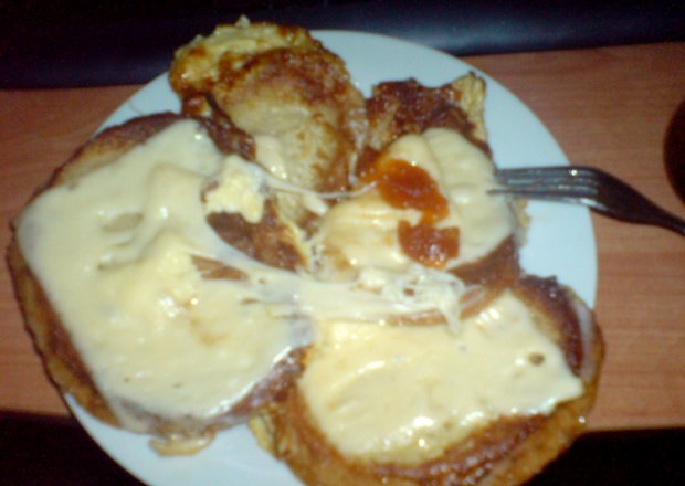 Fotografia przedstawiająca tosty francuskie z serem i dżemem