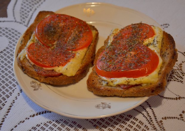 Fotografia przedstawiająca "Tosty" pomidorowo - ziołowe