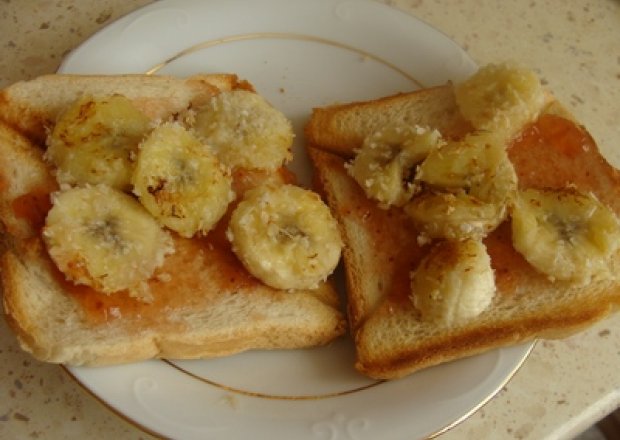 Fotografia przedstawiająca tosty z bananami
