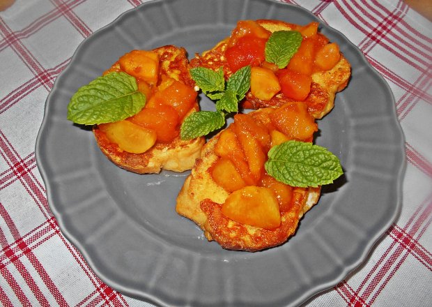 Fotografia przedstawiająca Tosty z chałki ze smażonymi brzoskwiniami i mango