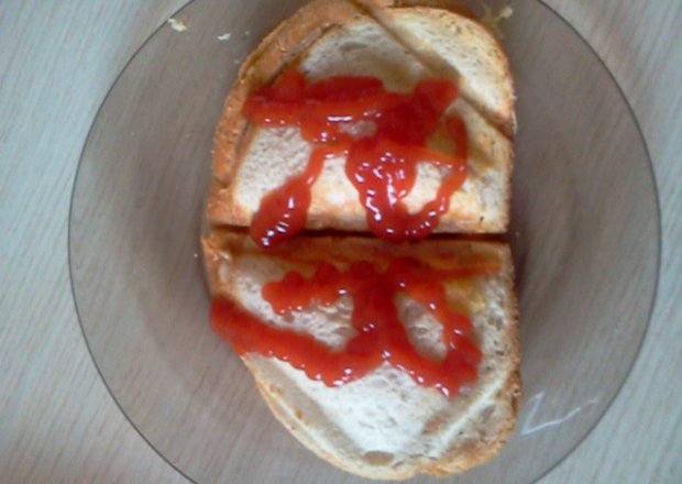 Fotografia przedstawiająca Tosty z chleba zwykłego z szynką, serem i ogórkiem kiszonym