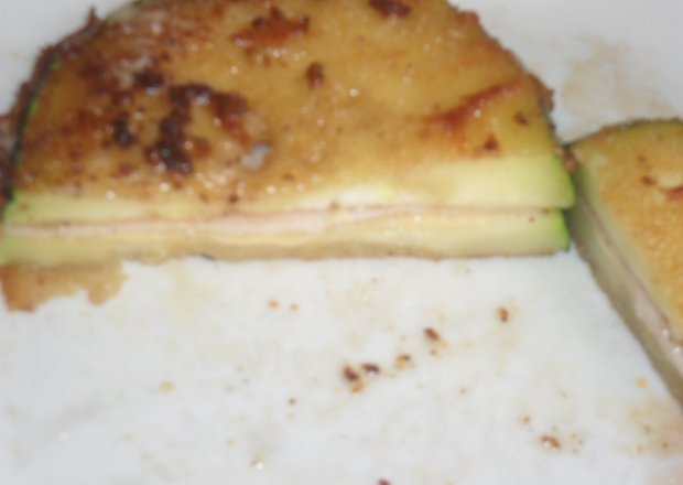 Fotografia przedstawiająca tosty z cukinii  z szynką