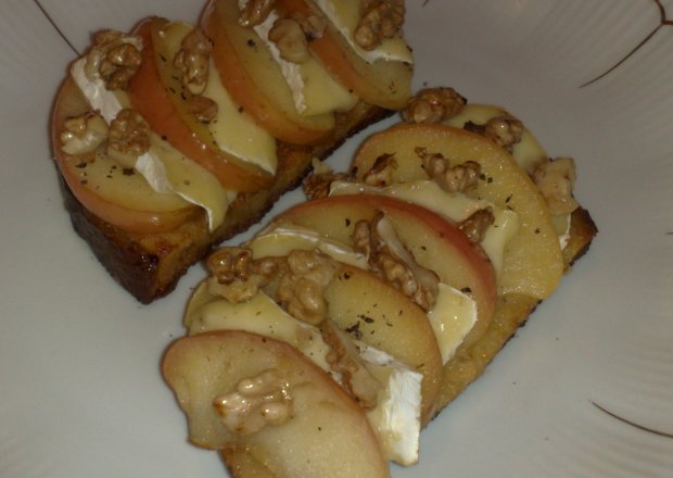 Fotografia przedstawiająca tosty z jabłkiem i serem brie