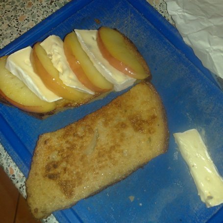 Krok 2 - tosty z jabłkiem i serem brie foto