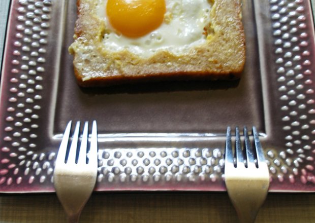 Fotografia przedstawiająca Tosty z jajkiem sadzonym w środku