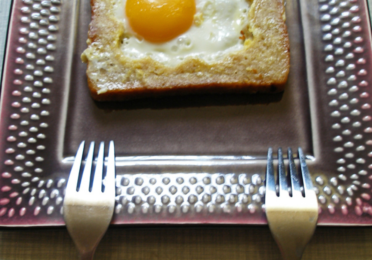 Tosty z jajkiem sadzonym w środku foto