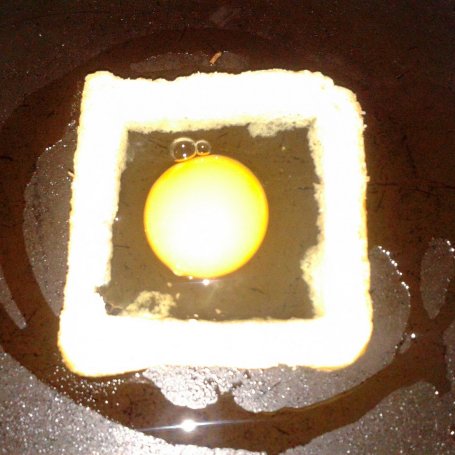 Krok 1 - tosty z jajkiem foto