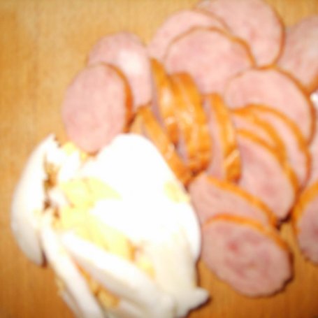 Krok 3 - Tosty z kiełbasa i gotowanym jajkiem foto