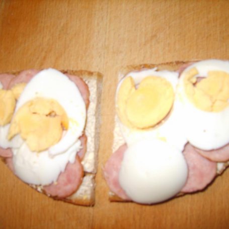 Krok 4 - Tosty z kiełbasa i gotowanym jajkiem foto