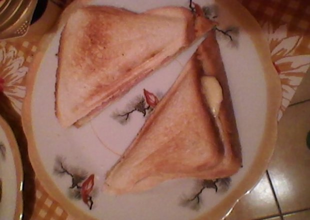 Fotografia przedstawiająca tosty z kiełbaską