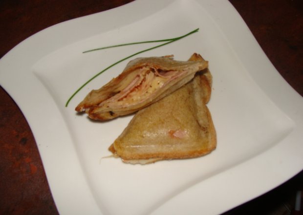 Fotografia przedstawiająca tosty z makaronem
