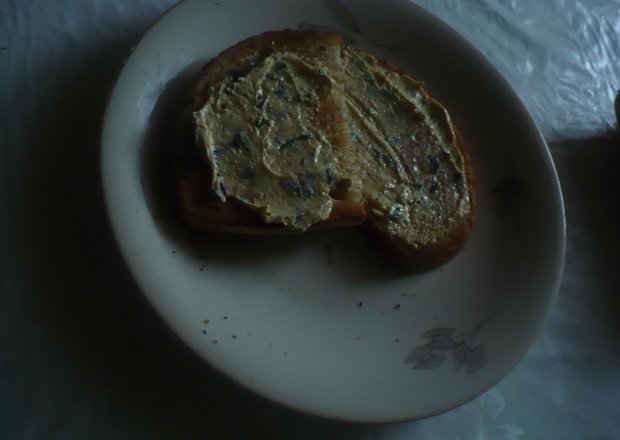 Fotografia przedstawiająca Tosty z masłem czosnkowo- pietruszkowym