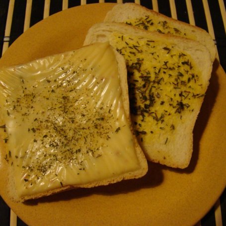 Krok 5 - Tosty z masłem czosnkowo-tymiankowym foto