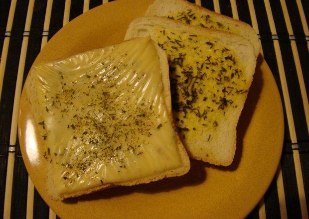 Fotografia przedstawiająca Tosty z masłem czosnkowo-tymiankowym