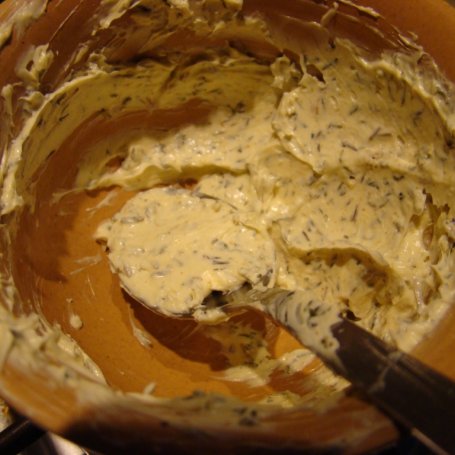 Krok 2 - Tosty z masłem czosnkowo-tymiankowym foto