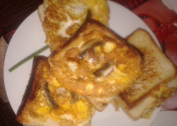 Fotografia przedstawiająca tosty z pieczarkami i camembert