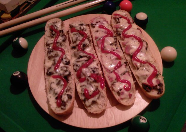 Fotografia przedstawiająca Tosty z pieczarkami, szynką i serem