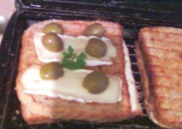 Fotografia przedstawiająca Tosty z serem brie i oliwkami.