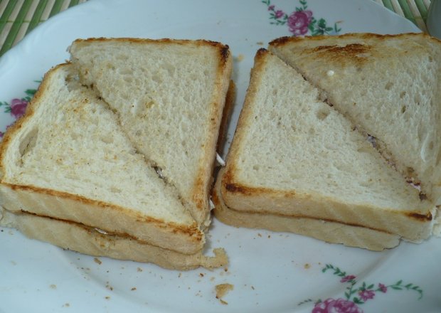 Fotografia przedstawiająca Tosty z serem camembert