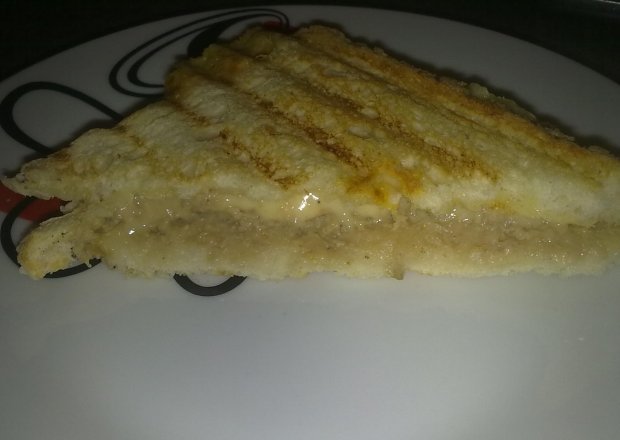 Fotografia przedstawiająca tosty z serem i pasztecikiem