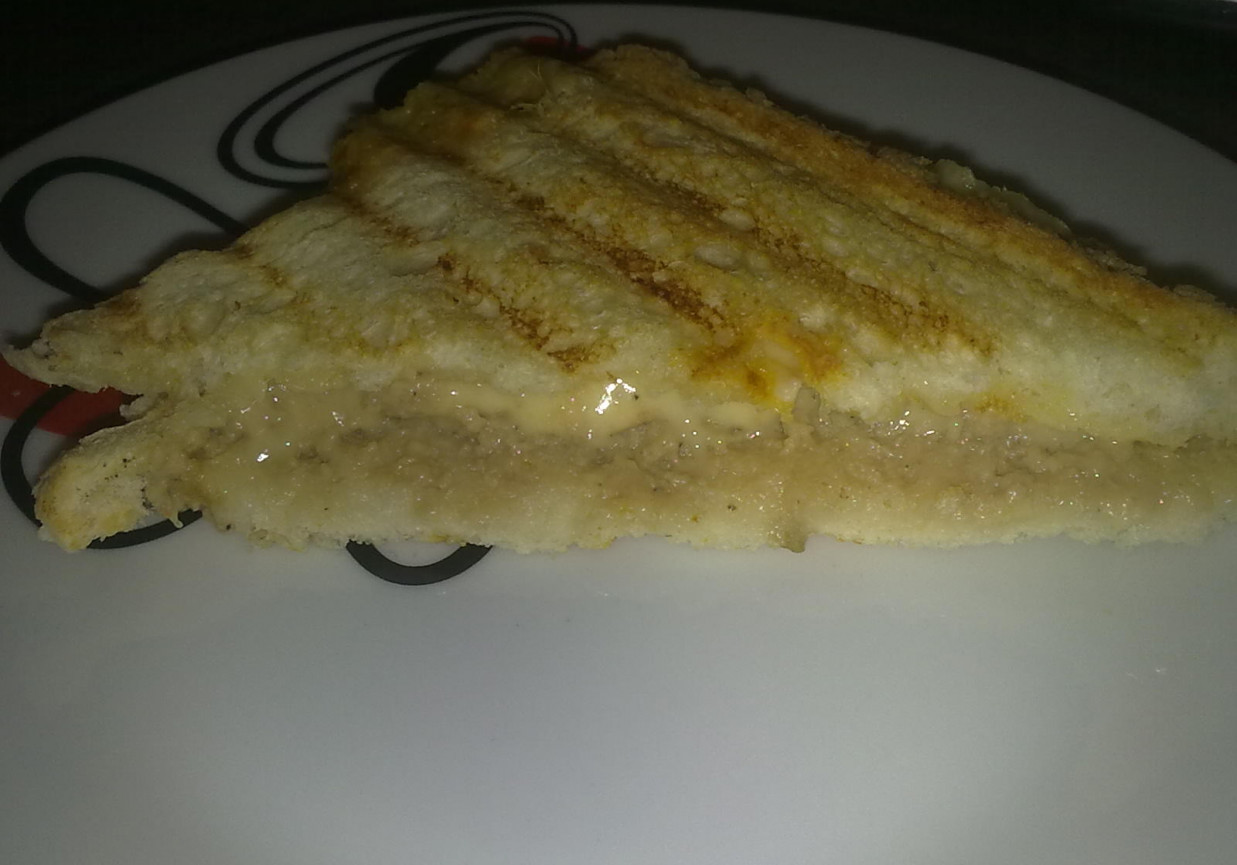 tosty z serem i pasztecikiem foto