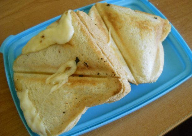Fotografia przedstawiająca tosty z serem i pieprzem kolorowym