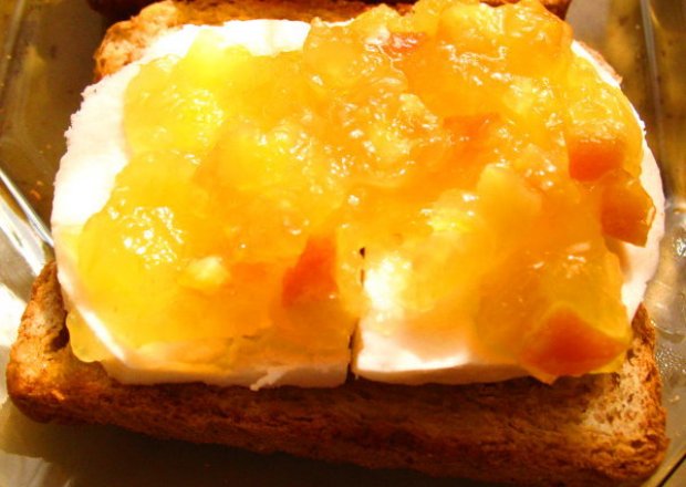 Fotografia przedstawiająca tosty z twarogiem i dżemem pomarańczowym