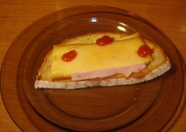 Fotografia przedstawiająca Tosty z wędzonym serem i szynką