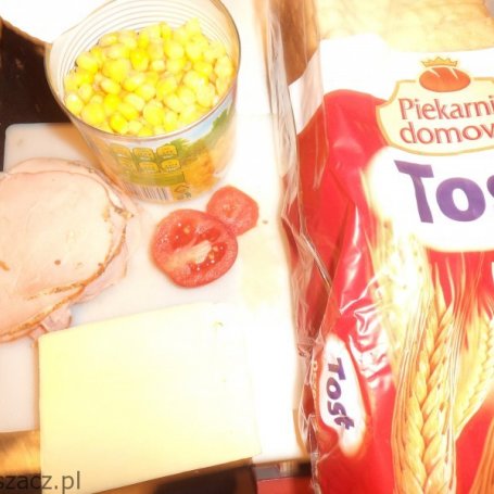 Krok 1 - tosty zapiekane z kukurydzą, pomidorem i szynką foto