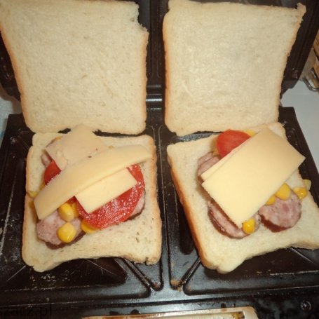 Krok 2 - tosty zapiekane z kukurydzą, pomidorem i szynką foto