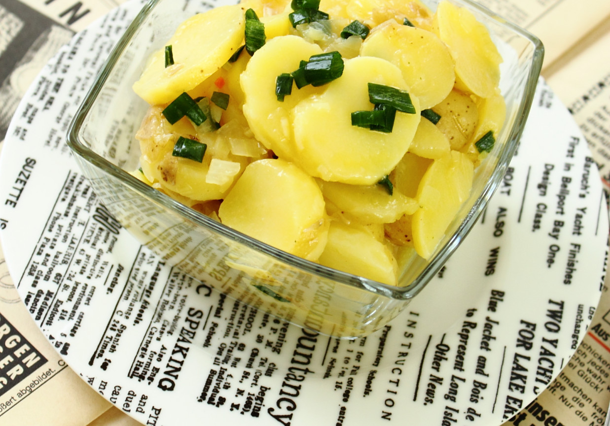 Tradycyjna bawarska sałatka ziemniaczana - Schwäbischer Kartoffelsalat foto