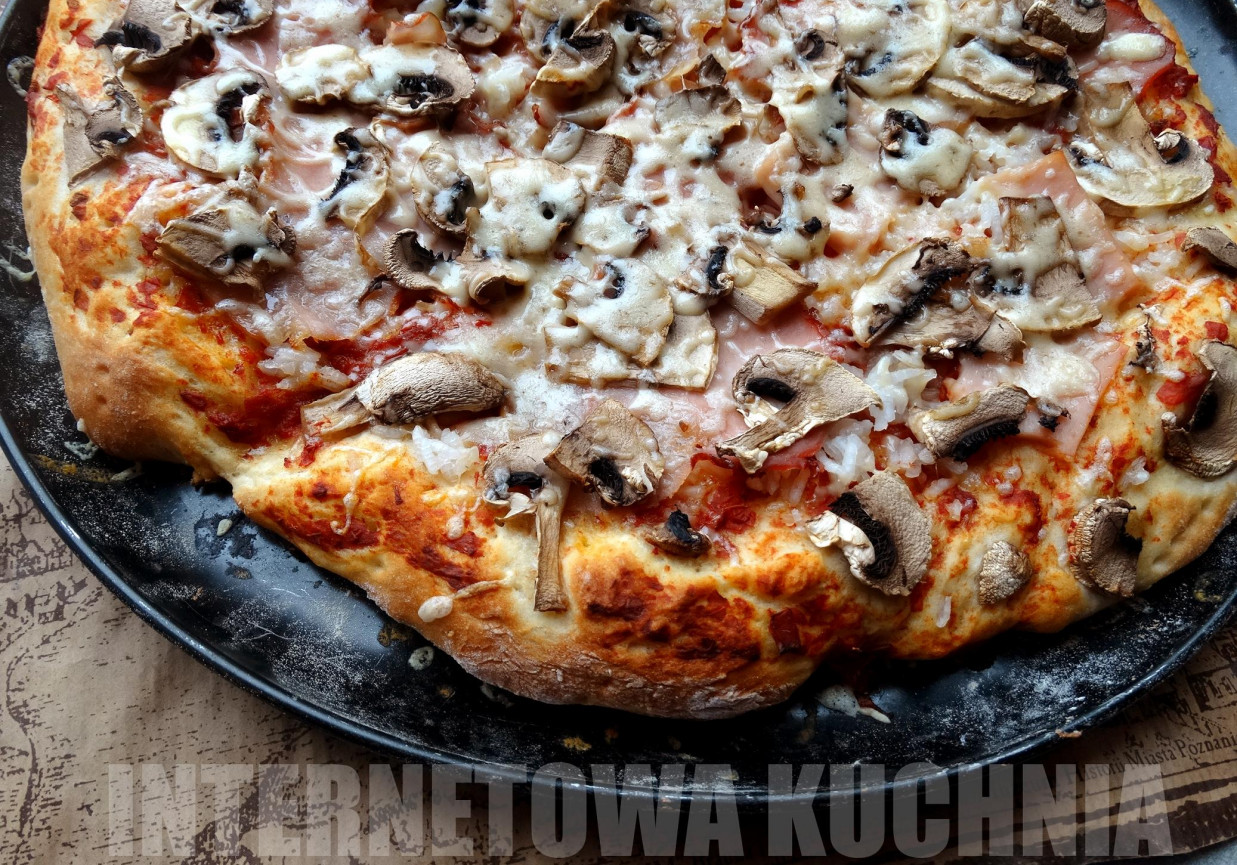 Tradycyjna pizza z szynką i pieczarkami foto