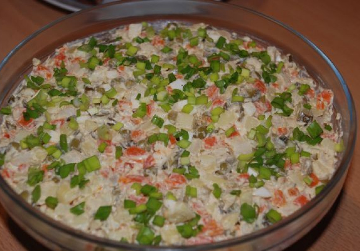 Tradycyjna sałatka jarzynowa z majonezem foto