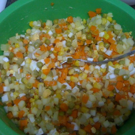 Krok 3 - Tradycyjna sałatka z włoszczyzny z dodatkiem groszku i kukurydzy konserwowej foto