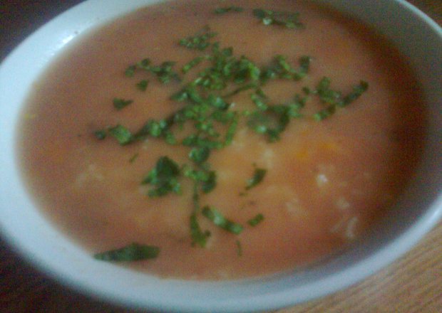 Fotografia przedstawiająca Tradycyjna zupa pomidorowa z ryżem
