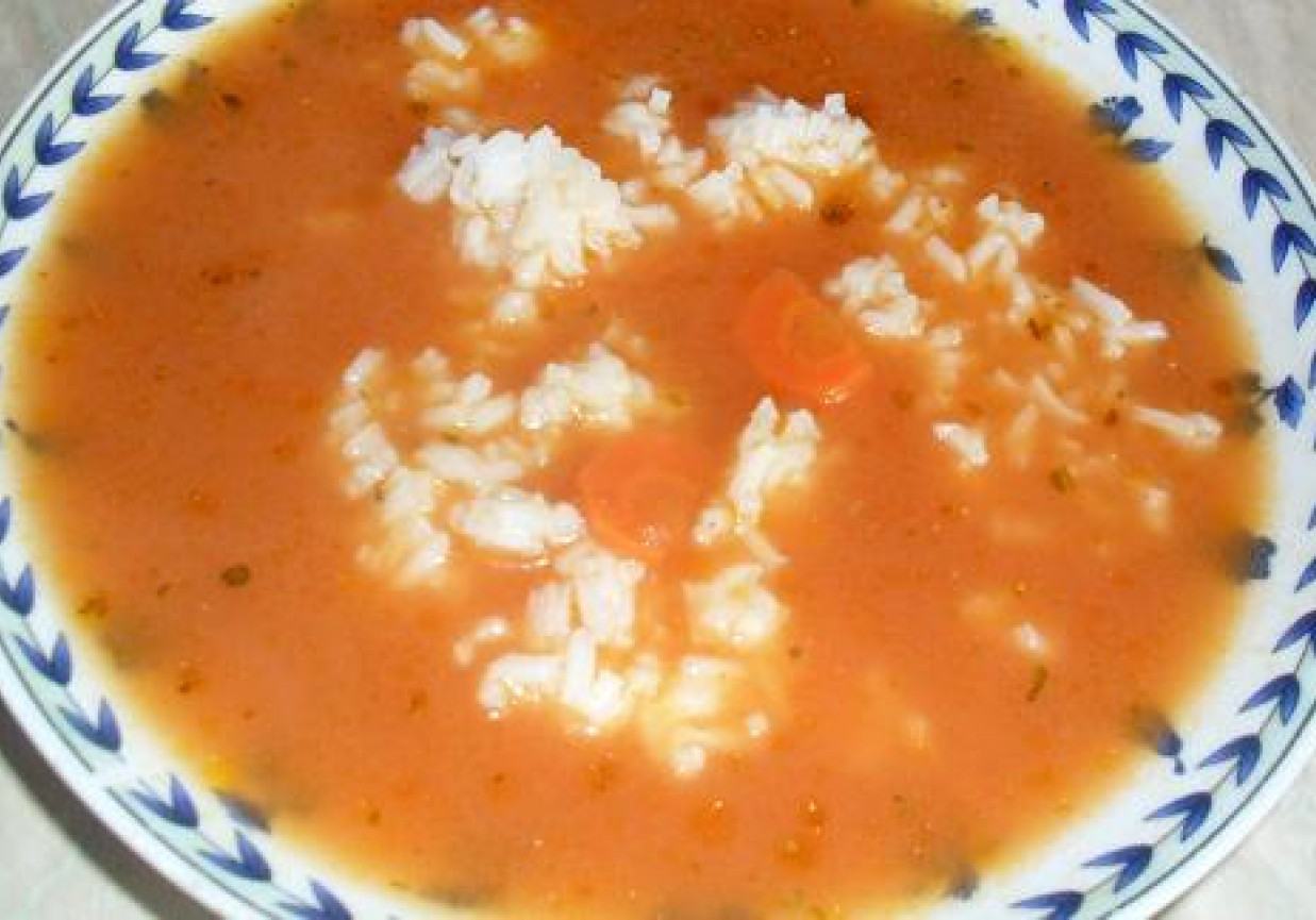 Tradycyjna zupa pomidorowa z ryżem foto
