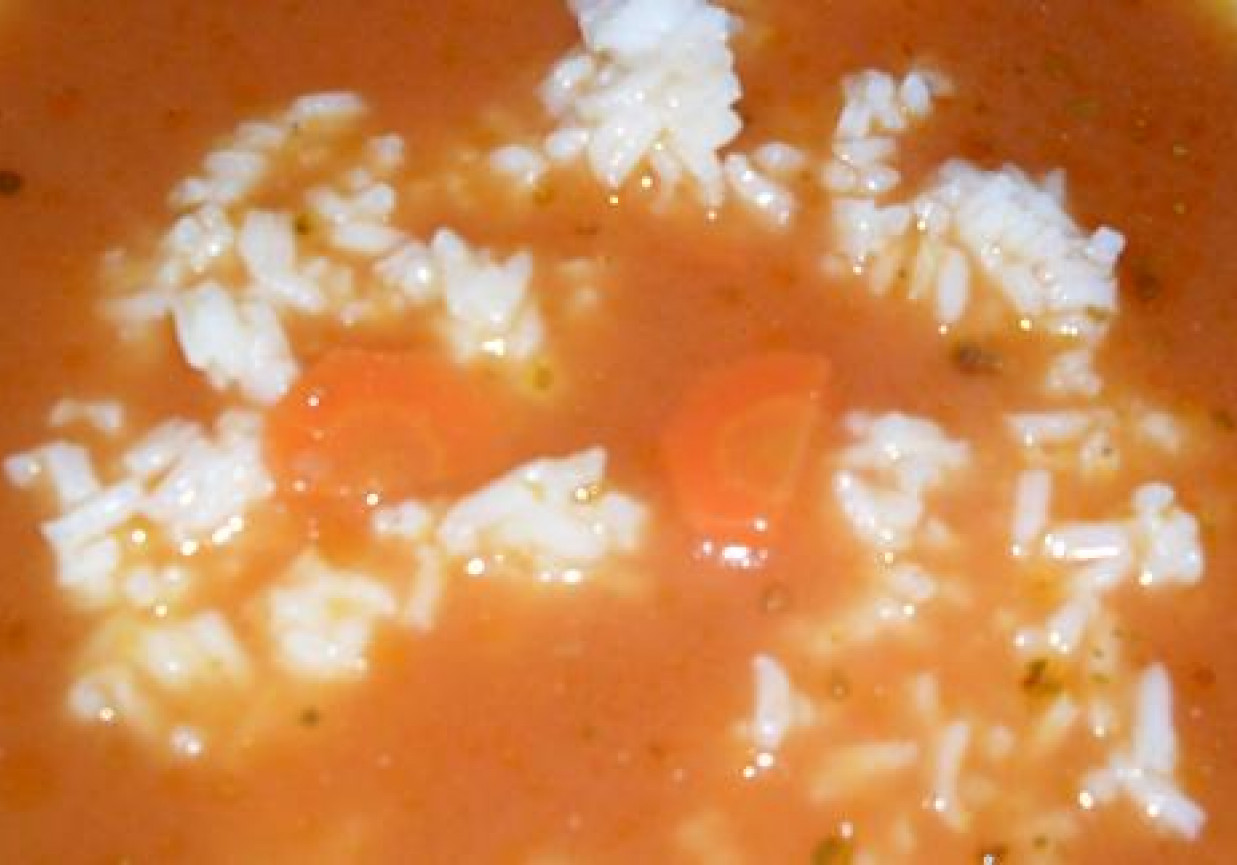 Tradycyjna zupa pomidorowa z ryżem foto