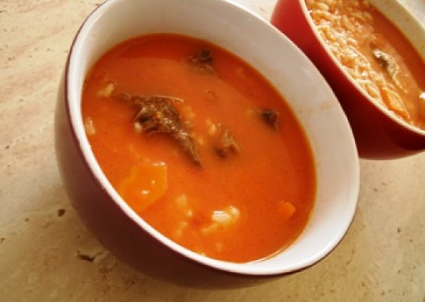 Fotografia przedstawiająca tradycyjna zupa pomidorowa