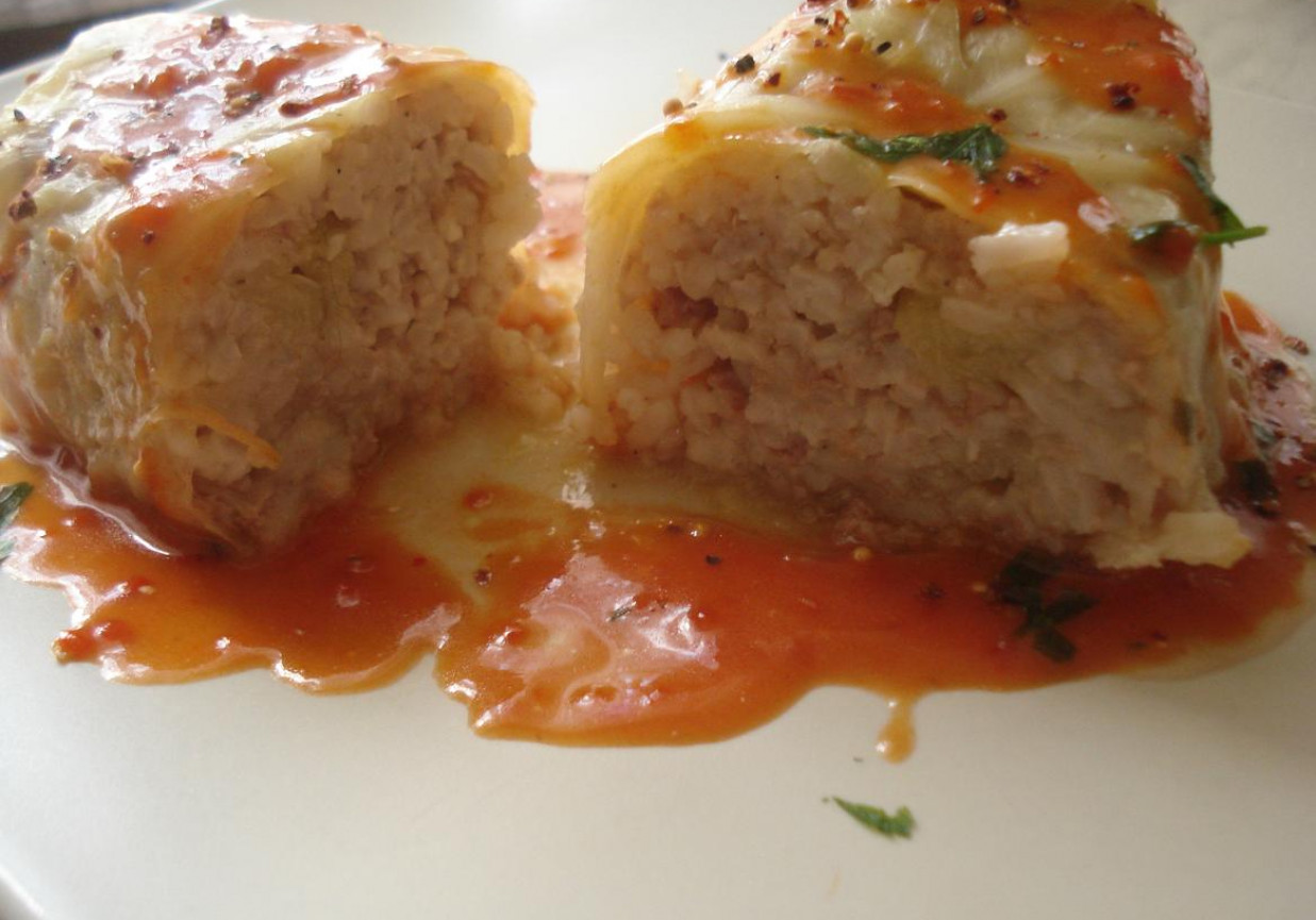 Tradycyjne gołąbki z sosem pomidorowo- paprykowym foto