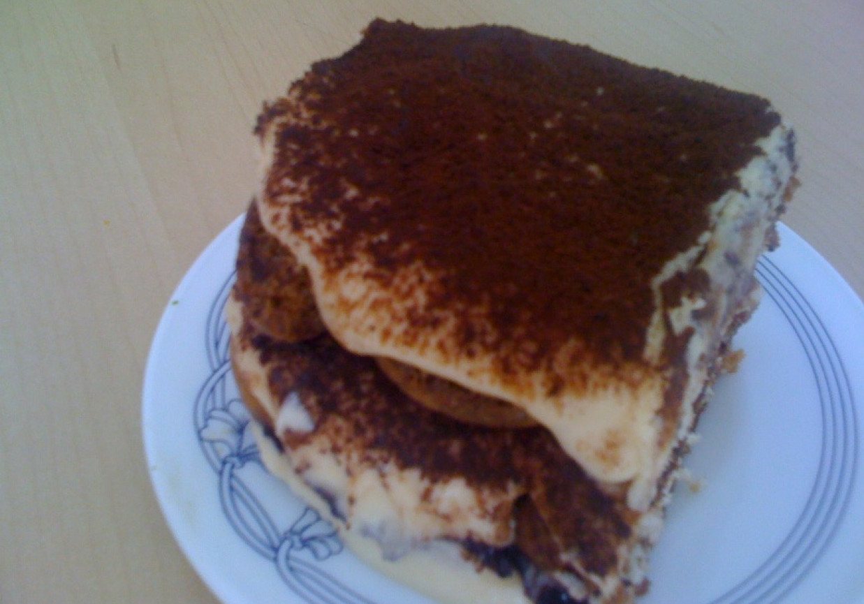 Tradycyjne tiramisu na biszkoptach z mascarpone foto