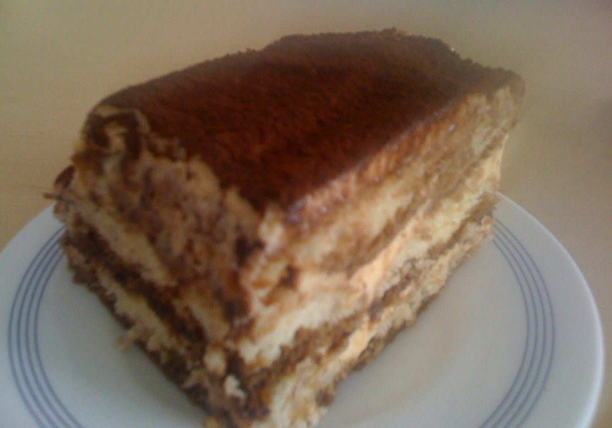 Tradycyjne tiramisu na biszkoptach z mascarpone foto