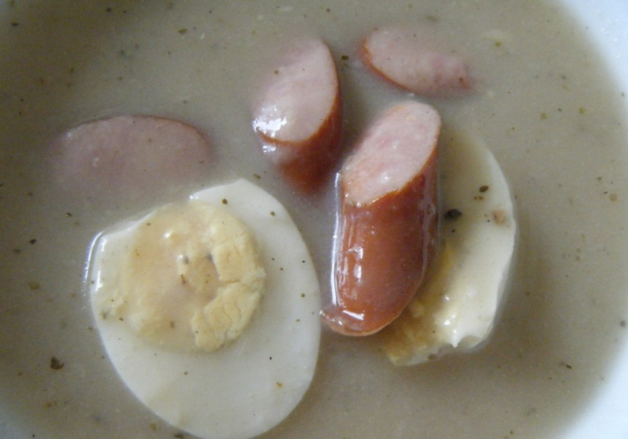 Tradycyjny barszcz biały z jajkiem i kiełbasą foto