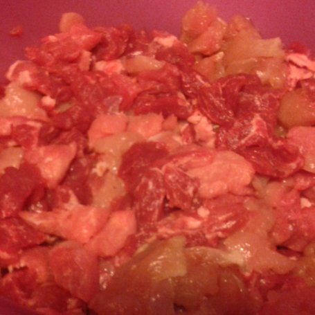 Krok 2 - Tradycyjny bigos z mięsem, grzybami i śliwkami foto