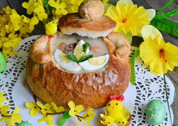 Fotografia przedstawiająca Tradycyjny Wielkanocny Żurek w chlebie